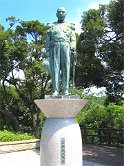 鹿児島市多賀山公園から鹿児島港を見守る、元帥・東郷平八郎像