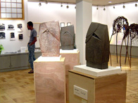 高山市内で開催された第一回武蔵野美術大学OB展には、多くの作品が出品された